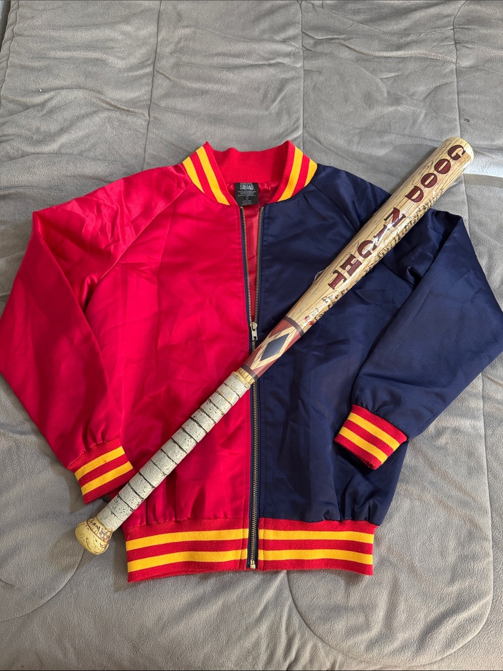 Warner Bros. 2 pc Harley Quinn 2 pc Halloween costume Jacket & plastic bat Small